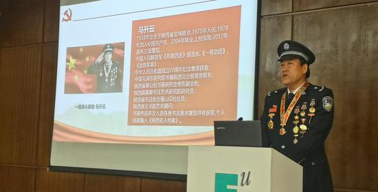这次活动,学校也将战斗英雄马升云和对越自卫反击战老兵陈斌请到了