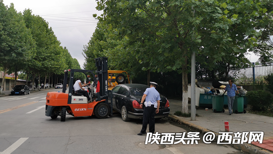 拖移半年以上"僵尸车" 安康交警、城管联合执法_新浪陕西_新浪网 - Vimarsana News