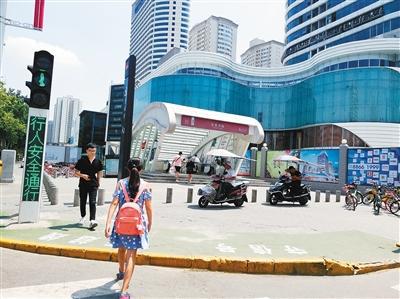 地铁三号线吉祥村站附近,仍有不少"黑摩的"在揽客.