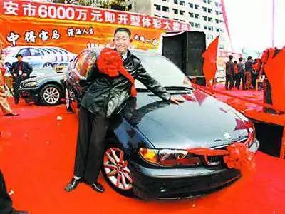 中奖后,刘亮与宝马车一起巡街拍照(网络)