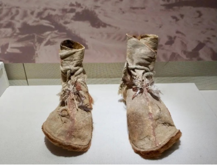 出土文物:皮靴新疆若羌县小河墓地,距今约4000