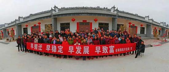 2017年春节岔峪村人在新村合影。崔正博 赵晓罡摄