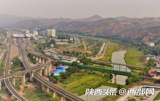 复兴号动车组首次驶入陕北 榆林跨入"动车时代"
