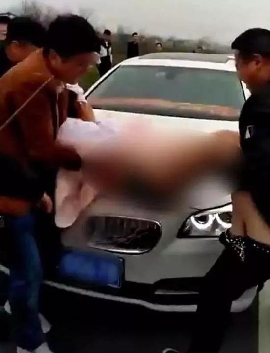 恶俗婚闹陕西再现:伴娘遭男宾抬到引擎盖上当众掀裙