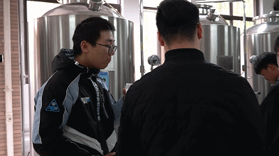 陕西一高校学生在课堂上集体喝啤酒 网友：忒色！