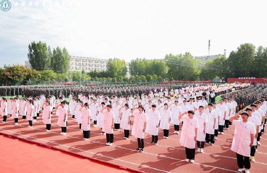 教务处副处长雍妹老师带领新生宣誓