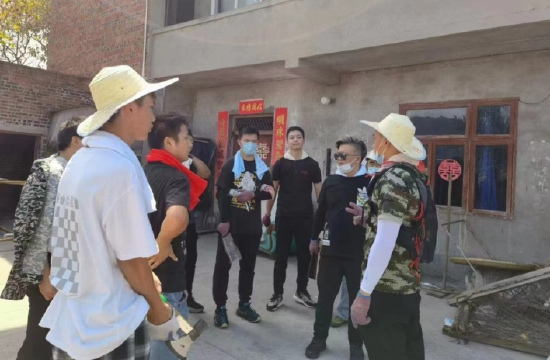 图:北碚区支公司销售人员参与救援行动