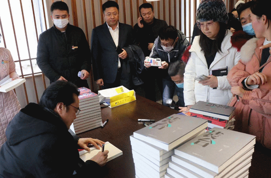 活动之后陈彦老师还为粉丝进行了现场签名,让大家走进名家,让大众