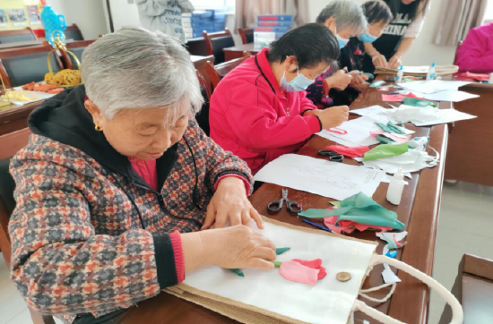 阎良布贴画制作让企退人感受非遗魅力