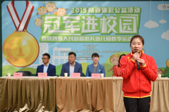 在杨佩与现场小朋友分享完自己的体育故事后,与这位全运会冠军的互动
