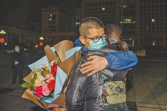 出征前,医疗队队员代强与家人拥抱告别.