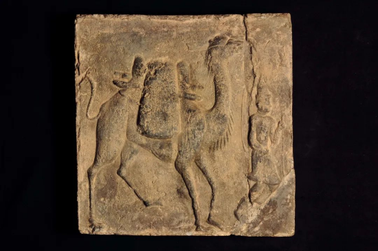 胡人牵驼砖 唐 34.5×35×5cm 敦煌研究院藏