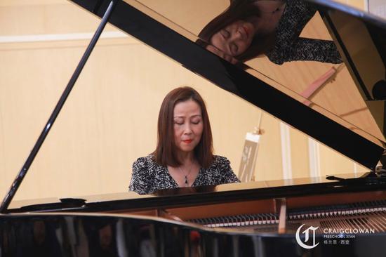 钢琴演奏家王滨助阵格兰恩,让教育如音乐般充满生命力