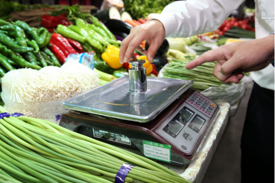航天基地管委会配发70台检定合格的防作弊电子秤和2台公平秤投入市场
