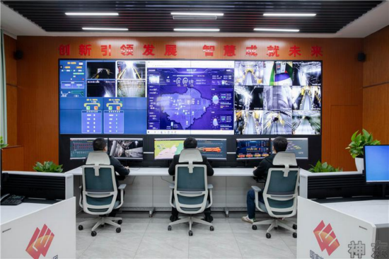 控制中心正式建成投用,实现了活鸡兔井采掘机运通设备的可视化远程