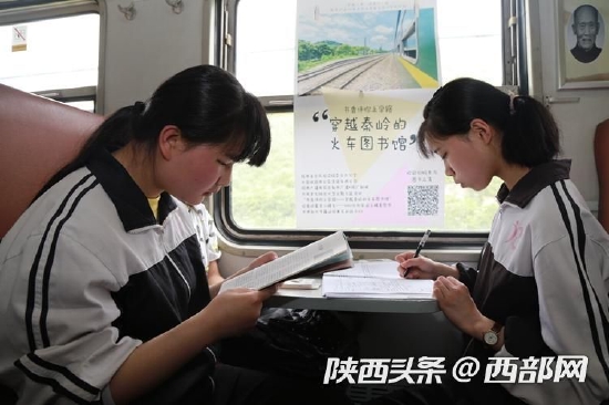 学生旅客在6063次公益慢火车上看书。（张雁南 摄）