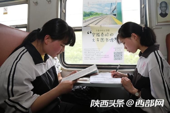 学生旅客在6063次公益慢火车上看书。(张雁南 摄)