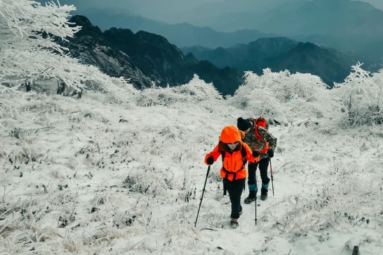 朱雀国家森林公园冰晶顶初雪景色。（摄影：@始祖鸟驴友）