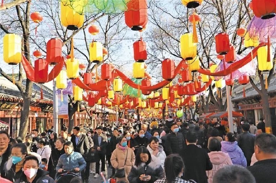 2月19日,首届中国非物质文化遗产保护年会非遗大集(榆阳老街)活动现场人山人海,热烈的气氛像过年一样。记者 李旭佳摄