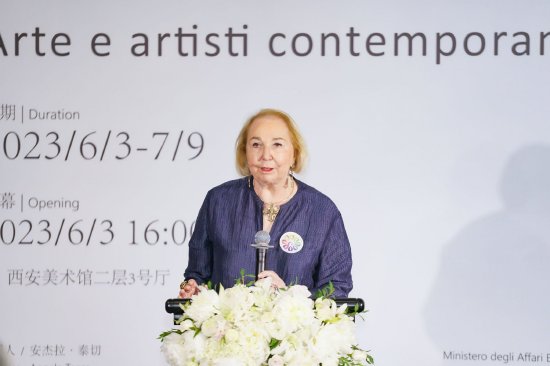 加卢佐基金会共同创始人、基金会主席罗莎尔巴·加卢佐 (Rosalba Garuzzo)致辞
