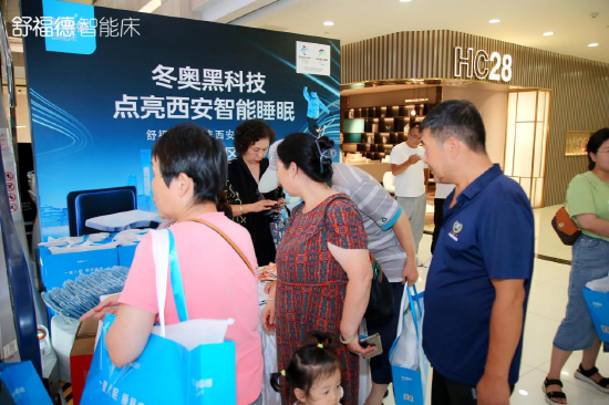 嘉宾凭礼品券在领奖处领取礼品
