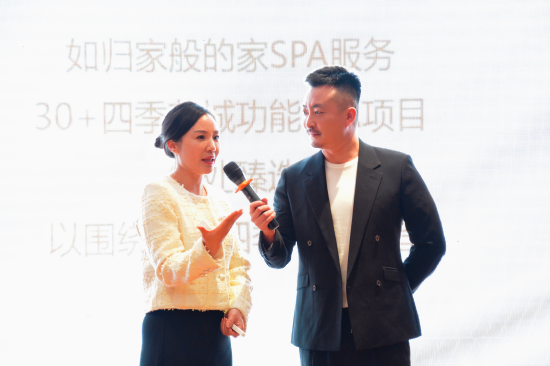 四季花城功能SPA总经理程金霞女士 左、陕西西安音乐广播FM93.电台主持人范宇 右