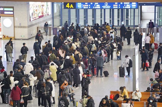 1月8日，旅客在西安火车站候车室等待检票进站乘车。尤艇摄