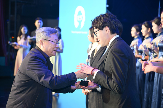 著名文化学者肖云儒为三等奖获得者颁奖