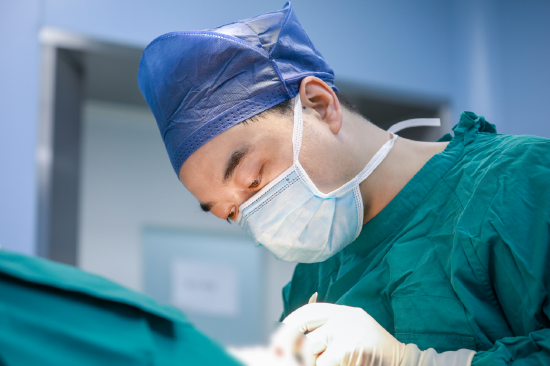 孙峰主任实施手术