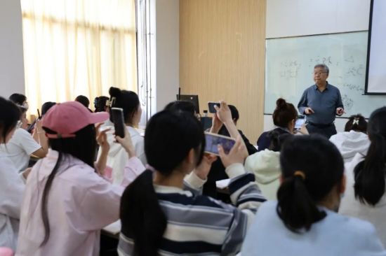 陈有亮教授的课堂上，学生纷纷用手机记录精彩的环节
