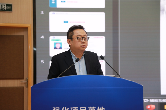 &nbsp;学校7位老师依次上台对研发成果进行推广宣介