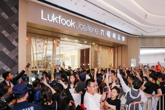 六福精品廊人潮涌动