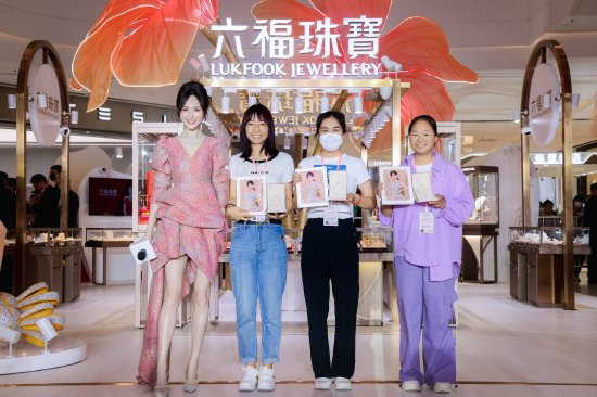 唐嫣为粉丝送上六福珠宝Dear Q樱花钻石项链及签名照