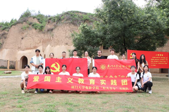 （图 实践队与渭南师范学院传媒学院师生代表参观米家窑地下交通站旧址）