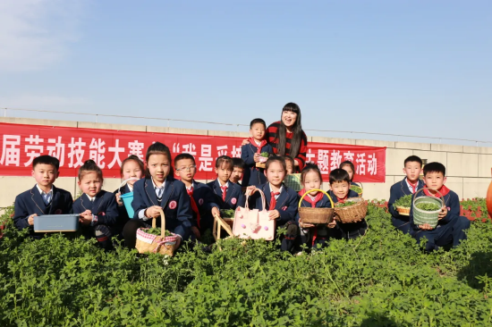 孩子们在智慧农耕园里开展采摘活动