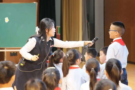 课堂上,学生回答问题