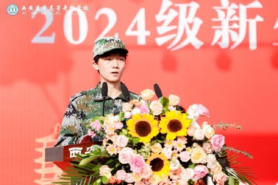 卢东旺同学代表全体新生发言
