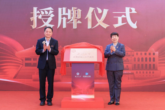 　　西北大学党委常委、副校长陈富林向西安安琪儿妇产医院正式授予“西北大学附属安琪儿妇产医院”铜牌