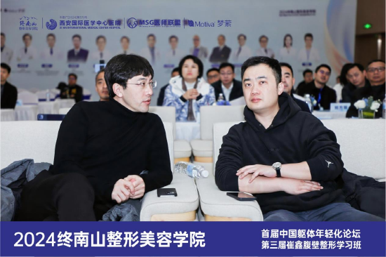 顾云鹏教授(左)杨杰教授(右)商讨