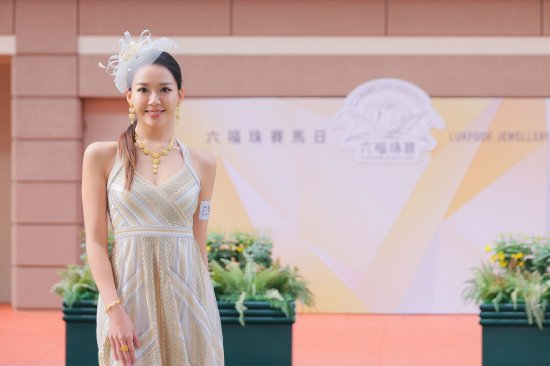 图:2024 年度香港小姐亚军兼最上镜小姐梁嘉莹佩戴‘冰‧钻光影金’在闪饰秀展现自信的一面。