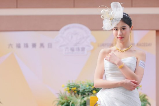 图:2024 年度香港小姐冠军倪乐琳佩戴‘冰‧钻光影金’在闪饰秀闪耀登场。