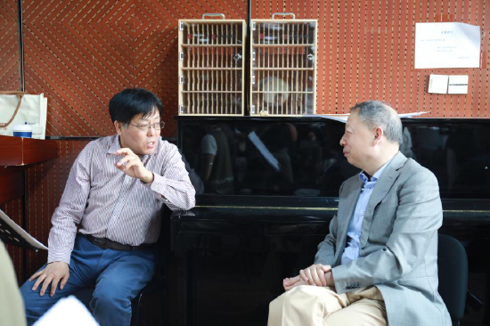 5月6日,陕旅集团党委书记、董事长周冰参观《关中,关中》排练,并与作曲家、指挥家等主创深入交流。