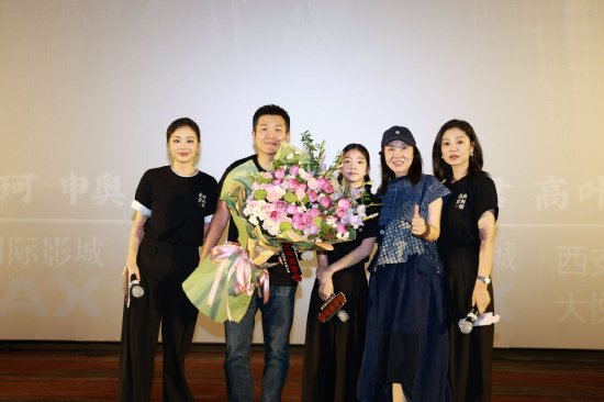 演员闫妮现身西安路演现场