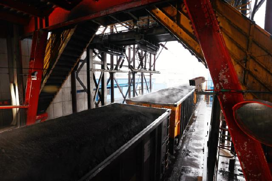 图为煤炭装车外运