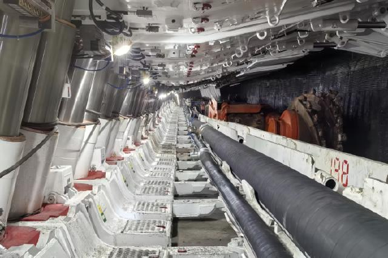 图为寸草塔二矿加长工作面安装完毕