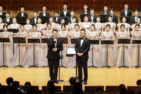 姬倚菩（左）和现场观众分享自己的故事