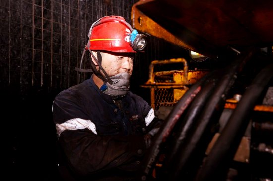 掘锚二队检修班维修钳工赵波涛正在查看设备完好情况