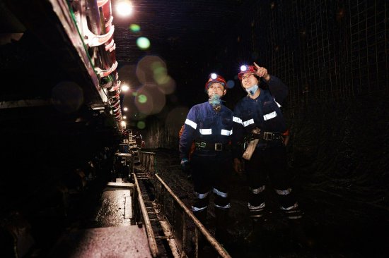 掘锚二队员工正在巡检，保障设备安全高效运转