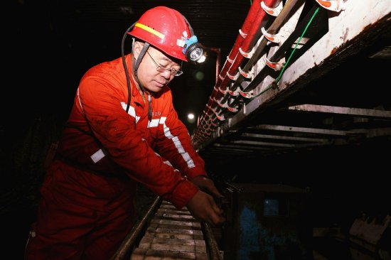 队长董征华正在排查设备安全隐患