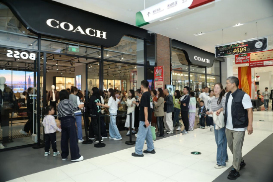 砂之船（西安）奥莱热门品牌店前排长队